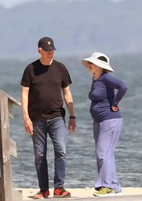  克林顿夫妇海滩度假,希拉里背影像大妈,73岁发福满身赘肉