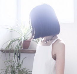头像女生背影短发