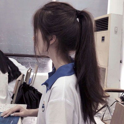 好看的头像图片女生马尾