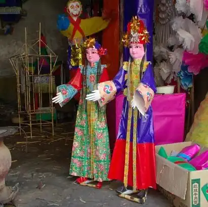  给陌生老头扎十个纸人,黑白无常拘魂时,纸人复活救他一命