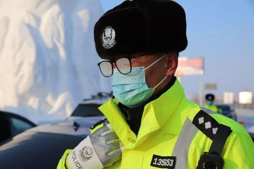  不着白衣也是天使执勤民警扯下口罩为昏迷男子人工呼吸