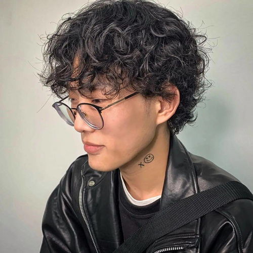  男生卷发