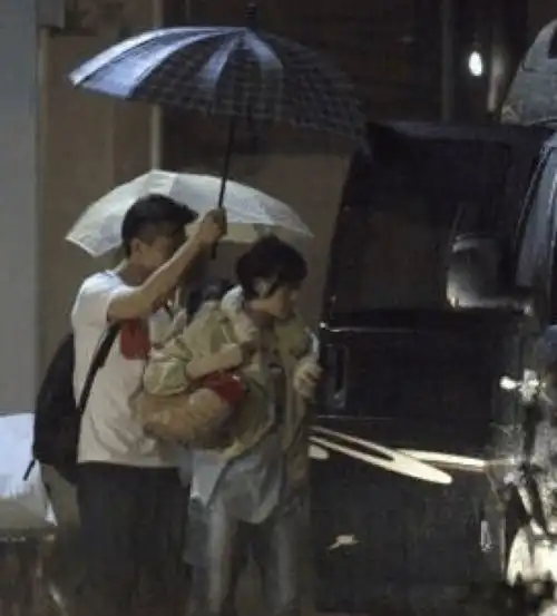  邓超沙溢王岳伦下雨打伞全部偏向老婆,唯独杨幂还得自己打伞