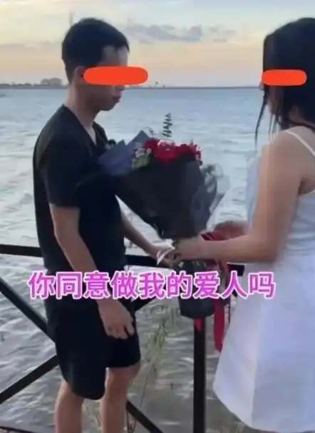  女子当众买下小情侣的鲜花,招男友当上门女婿,网友一举两得