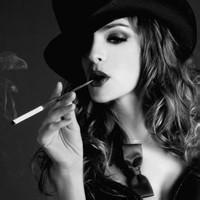  女生抽烟黑白qq头像女生抽烟黑白头像