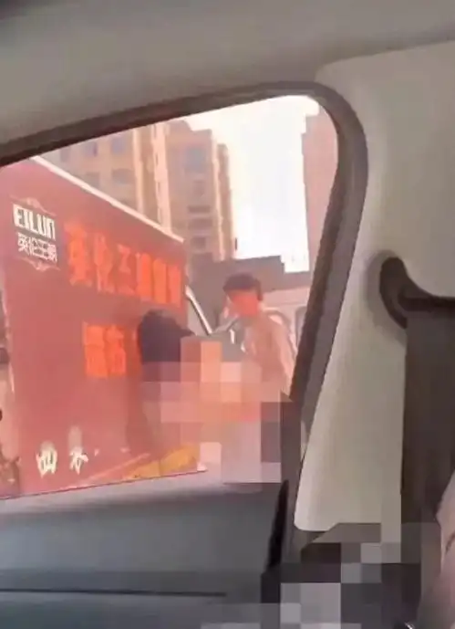  小区门口不雅视频疯传,网友惊呼这两个孩子才上中学