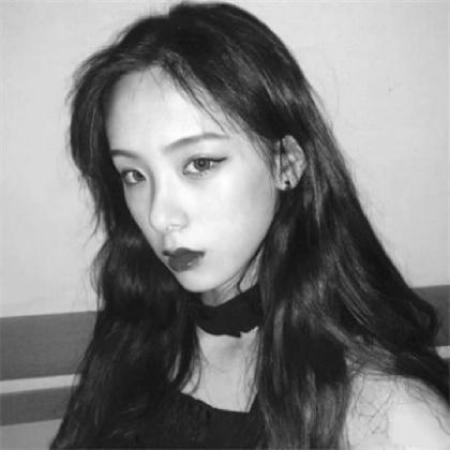  黑色伤感孤独女头像,男友很高很帅就是没有爱