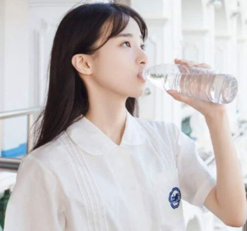  前女友结婚了,朋友圈晒了她与老公的合照她终于嫁给了爱情