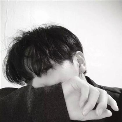  男生颓废伤感黑白头像图片,时间总在怂恿我对你的真心
