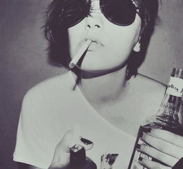  唯美男生头像上面写着她特别爱闹