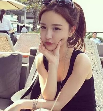  出身温州家庭,25岁成王思聪女友,两年后嫁富二代,如今已怀孕七月