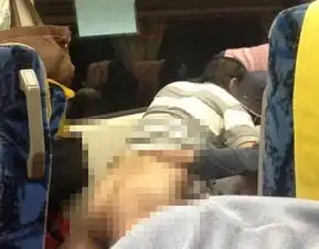  客车上亲热男子直接脱裤上演春宫