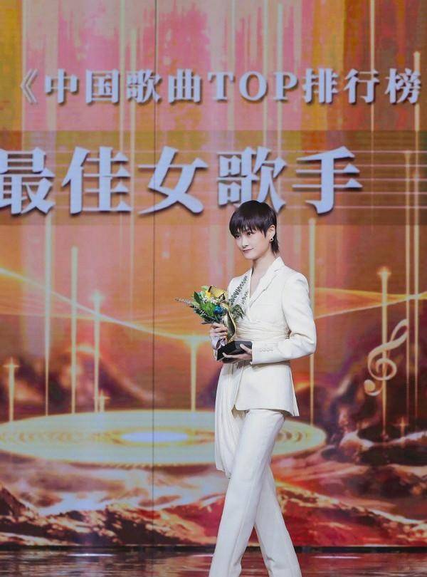  李宇春为显腰瘦好拼,白色西装外绑3圈腰带,你能说她不美吗