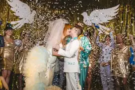  美女同性恋情侣举办浪漫梦幻婚礼