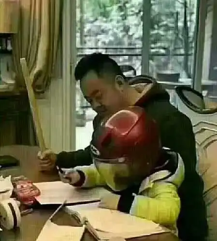  妹子,你穿的好漂亮啊,后面的大爷都被你吸引了尴尬