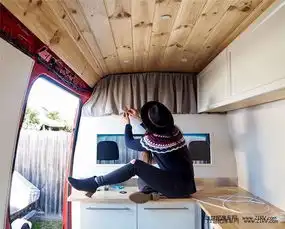  澳情侣改装货车成房车开启旅行流浪生活