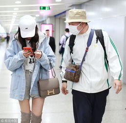  杜海涛与女友沈梦辰热聊笑到眯眼
