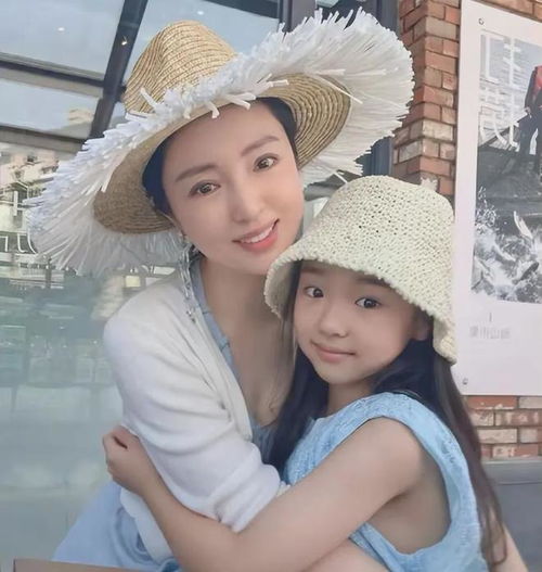  这个小女孩真漂亮,一半长的妈妈,一半长的像爸爸
