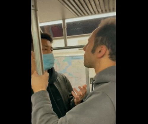  纽约地铁一男子要亚裔摘口罩并叫嚣新冠不存在,结果被怼了