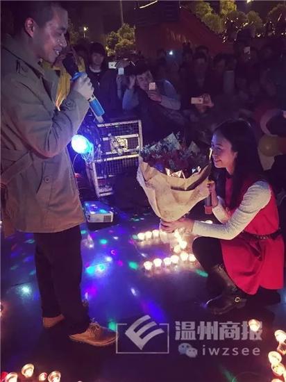 温州霸气女生跪地求婚女生胡晓荷向男友陈献静求婚