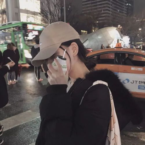  冬天戴帽子,发型这样整才不土