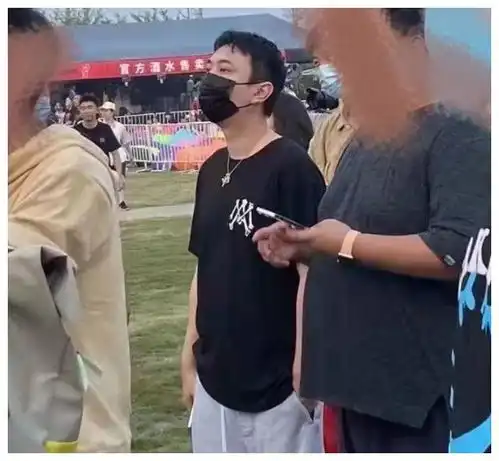  王思聪疑与女伴穿情侣装踩近6万元鞋吃路边摊,鼻梁创可贴吸睛