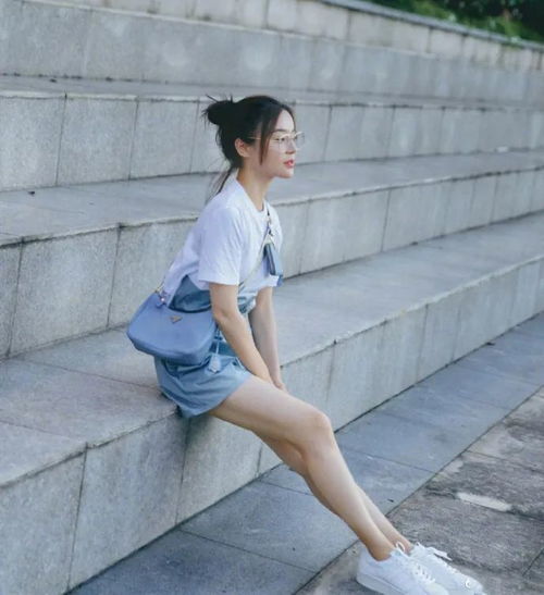  袁姗姗也开始走小清新路线了清爽打扮配丸子头,看着像女大学生