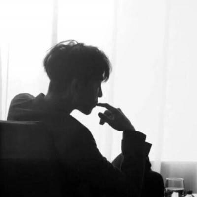  影子头像男黑白伤感图片