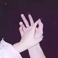 情侣头像真人背影牵手