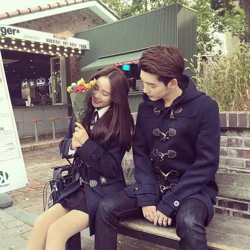 林丹与妻子穿情侣装出镜,其乐融融迎新年 林丹与妻子穿情侣装出镜,其乐融融迎新年