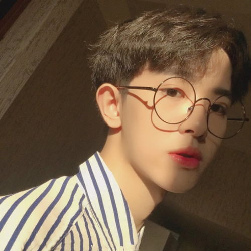  圆眼镜稚气男孩文艺范