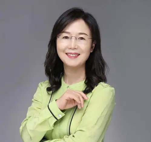  尹建莉老师见证了两名学生的成长,爱阅读的那名学生后劲更足