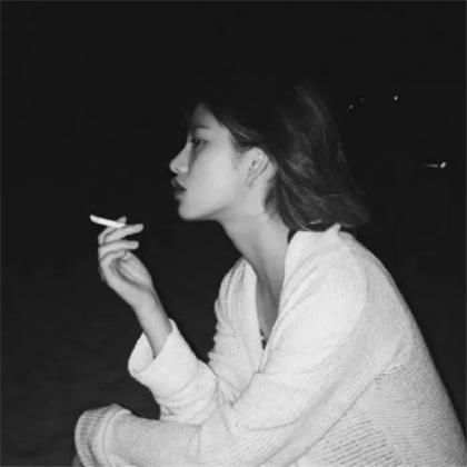  伤感头像女生冷淡黑白,颓废犹豫的伤心女生