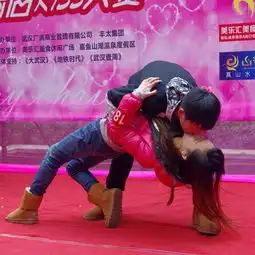  武汉圣诞举办情侣接吻大赛选手劈叉下腰