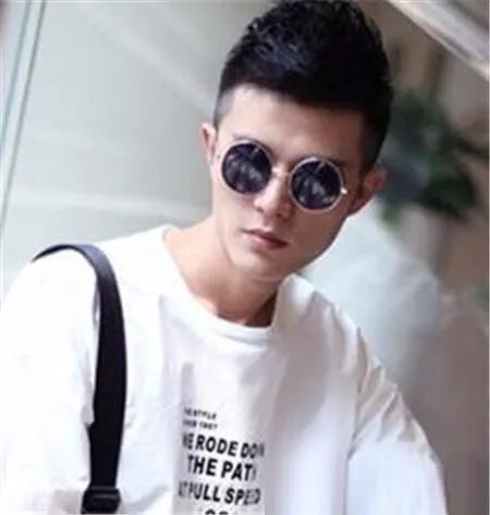  男生剪对一款合适的发型气质的提升是很明显的