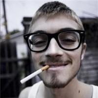  qq头像活着就为一个装字男生