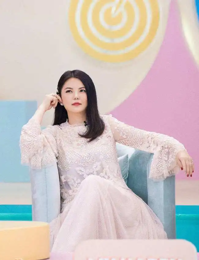  李湘新男友曝光,两人穿情侣装秀恩爱,男方年轻长相帅气
