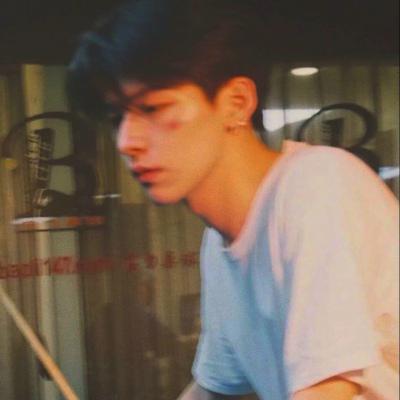  qq头像伤感的男生头像,性子冷淡倔强的不回头