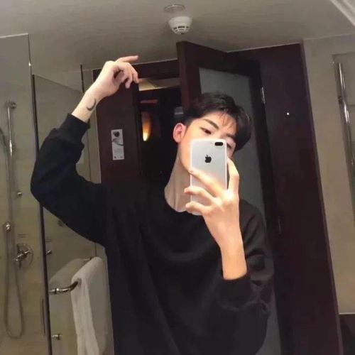  男生头像笑并不总意味着快乐就像泪水不总是表示悲伤一样