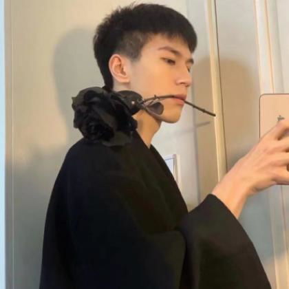  小清新男生头像,最好看的一张就是封面口含玫瑰的