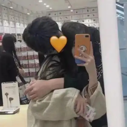 qq情侣头像接吻的亲嘴