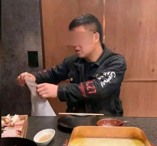  案例女模特约会一顿饭吃两万多,男子吃完就跑,他摸我胸还逃单