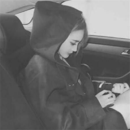  伤感黑白头像女,超颓废的黑白伤感女头像