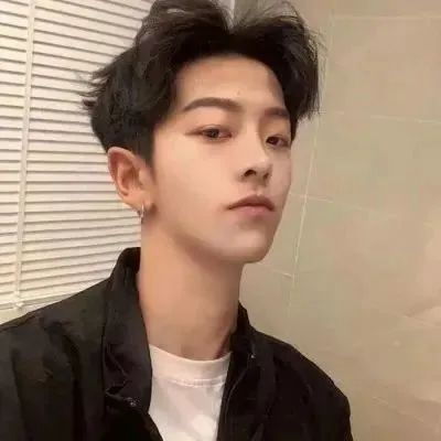 最新男生头像一个男人