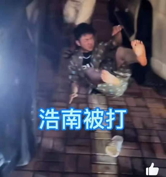  千万粉网红参加活动时被打遭男子猛踹倒地,现场混乱打人者逃窜