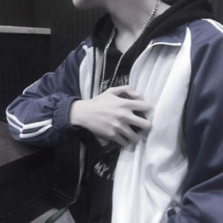 帅气的男生头像半身看不到脸的
