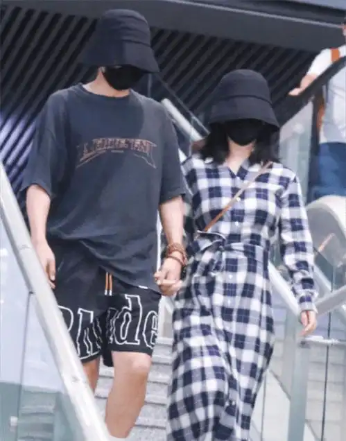  生仨女儿感情更好,张杰谢娜手牵手走机场,两人贴头蜜语羡煞旁人