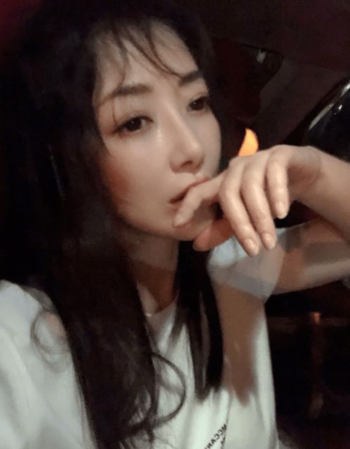  陈紫函与老公出行一蹦一跳很少女,小腹凸起疑怀孕,微博也有暗示