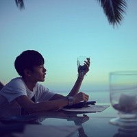  求qq头像,可爱的男生正面低着头伤感的头像