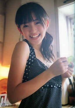 虎牙萌妹比基尼写真粉嫩娇羞